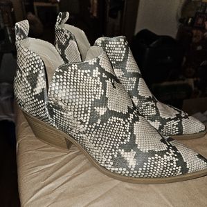 UNIVERSAL THREAD CARI GRAY SNAKE PRINT CUT OUT ANKLE BOOTIES